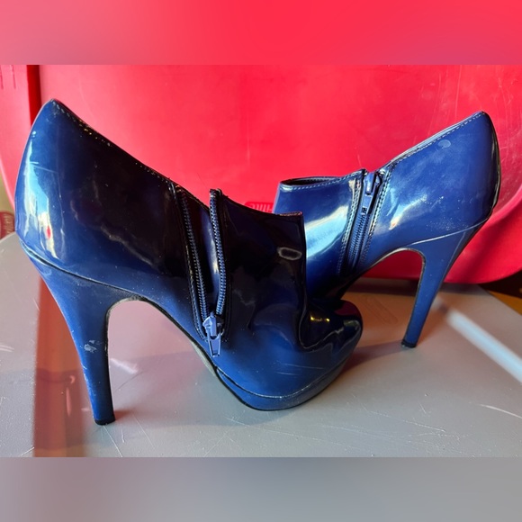 A sexy, blue, patent leather ankle bootie w/a 4 inch heel & side zippers. - Picture 1 of 4